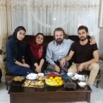 Te ar Mustafu, viņa māsu un māsīcu. Visi, protams, apmainījāmies instagramu un whatsappu vārdiem (feisbuku Irānā nemīl, jo baigā ņemšanās ar to valdības ierobežojumu apiešanu). Paskat, kur Mustafas roka atrodas šajā bildē. Viņš viss tāds galējībās vien.