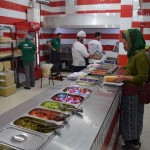 Tā, diena pavadīta laba, paldies Mustafam par viesmīlību un ieskatu tradicionālas Mešhedas ģimenes dzīvē. Vakarā jau esam atpakaļ centrā, kārtējā falafeļmaižu ēstuvē. Šo mums ierādīja Vali (reku viņš tur labajā pusē rēgojas), esot vislabākā visā Irānā. Viņš arī pats šeit nākot ieturēties, kad galīgi apnīk sievas gatavotie ēdieni. Un es varu piekrist - lai gan cena ir augstāka nekā citur (40 tūkstoši par gabalu), maizes ir lielas, un piepildīt tās var pats, un pildvielu izvēle ir milzīga! Gan svaigi dārzeņi, gan marinēti, miljons dažādas mērcītes, asie pipari, etc. Turklāt drīkst maizītes arī pārpildīt - rindas galā ir speciālais vīrs, kurš tās smuki saspiež tā, lai nekas nebirst ārā un ietin papīrā ērtākai ēšanai.