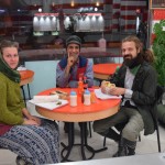 Vali ļoti grib bildēties un saka, ka šīs bildes mums obligāti jāliek savā blogā. Tad visi braukšot pie viņa, viņš izrādīšot īsteno Irānas viesmīlības garu, izvadāšot pa pilsētu, aizvedīšot uz apkārtējiem ciemiem un ko tik vēl ne. Mums diemžēl tik daudz laika nav, tāpēc palikām Vali pakalpojumus neizbaudījuši. Bet priecīgos stāstus un daudzos padomus tiešām augstu novērtējam. Paldies, Vali!