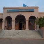 No nakts autobusa izkāpjam Bahavalpuras Daewoo express autoostā (patiesībā mūs izsēdināja kaut kādā ceļmalā, un līdz tejienei vajadzēja braukt ar tuktuku, bet tas šim stāstam nav nozīmīgi), un gaidām ierodamies kārtējo mums jau iepriekš saplānoto čomu Navīdu. Lai gan pagājusi jau vairāk nekā nedēļa kopš esam Pakistānā, šī ir pirmā reize, kad tā vienkārši stāvam vieni paši uz ielas. Vieni paši! Nepieskatīti, neaprūpēti!