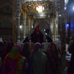 Un iekšā šeiha zārciņš un ļaužu grupas, kas to pielūdz.