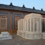 Varētu padomāt, ka šie kapi, ja jau atrodas laukā, ir vismazāk svarīgie, bet - nekā. Vietējie ļaudis pilnām mutēm mēģina man ieskaidrot, ka tajā baltajā būdiņā apglabāta karaliene Viktorija. Jā, tā pati Britu Impērijas Viktorija, par kuru visi zinām. Un tas mazais kapiņš viņai blakus - viņas vīrs Nawabs. Izklausās legit. Protams, nevienu brīdi nenoticēju, domāju, pēc tam sagūglēšu. Vienīgie pierādījumi, kas liecina par ko tādu, ir citu šī forta apmeklētāju liecības sociālajos tīklos. Acīmredzot citiem bija slinkums pārbaudīt faktus, tāpēc vienkārši pieņēma, ka gan jau vietējie nemelo, haha. Atradu arī, ka kāda no Viktorijas meitām (vārds nav minēts) patiesi apprecējusi kādu šīs puses valdnieku, un vienu no Viktorijas meitām arī sauc par Viktoriju. Tā kā - varbūt tā tiešām ir karaliene Viktorija, tikai nevis Britu Impērijas, bet kaut kādas vietējās Bahavalpuras karalistes karaliene. Dziļāk nepētīju, un ticu, ka arī jums būs slinkums, tāpēc paliksim pie manas teorijas, haha.