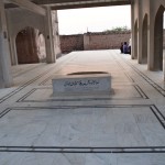 Tā kā visas skaistās mājiņas nav bezizmēra, dažiem jāsāk apglabāties ārpusē. Karalisko asiņu nēsātāji esot sarēķinājuši, cik viņējo vēl palikuši dzīvajos, un tieši tik mūža mājas sagatavotas. Neko nezinu par to ģimeni, bet reģiona tendences man liek domāt, ka, ja kādā ģimenē ir vismaz 12 (tik saskaitīju bildē) dzīvu troņmantnieku, visticamāk viņu skaits tuvāko pārdesmit gadu laikā VISMAZ dubultosies.