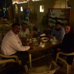 Uz vakariņu laiku iebraucam Bahavalpurā, tas ir apmēram pa vidu starp Deravaras fortu un mūsu mājām Hasilpurā. Mums pievienojas arī mūsu jau iepriekš satiktais čoms ņirdzīgais Navīds. Vīri iestudēja mazu ludziņu ar mums galvenajās lomās - Karīna man urdu valodā vaicā, vai esmu ranmurīds. Es lepni atbildu, ka, jā, esmu gan ranmurīds. Tas tiek uzfilmēts un ielikts feisbukā. Miljons laiku, šēru un komentāru, un mūsu slava iet mums pa priekšu vēl nākamajā apmeklētajā pilsētā. Ranmurīds, redz, burtiski tulkojot, nozīmē "sievas paklausītājs". Nu, tas, kas klausa sievai. Un šajā, stipri reliģiskajā sabiedrībā, tas tiek uzskatīts par lielu kaunu. Viens otru sauc par ranmurīdiem, un tad visi smejas. Tas milzu patriarhāts vispār diezgan krīt acīs. Pamēģini, piemēram, saskaitīt, cik daudz sieviešu esi redzējis mūsu pēdējo pāris nedēļu bildēs.