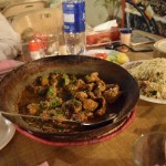 Sen neesmu rādījis mūsu ēdienus, tāpēc - vistas karahi (un rīsi). Šis ir ļoti, ļoti iecienīts ēdiens. To ēd visi, un visi grib mums arī tādu iebarot/parādīt, tāpēc esam izmēģinājuši karahi visdažādākajās variācijās. Garšīgi, bet, ja jāpārtiek no tāda vairākas nedēļas, tad bišķiņ sāk apnikt tā nemitīgā drausmīgi daudzo garšvielu klātbūtne. Mēs tomēr esam pieraduši ēst ēdienus praktiski vispār bez garšvielām. Vismaz šejienes standartiem, hehe.