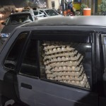 Tomēr šķiet, ka šī automobiļa īpašnieks ir vēl jautrākā noskaņojumā. Un par drošību nedomā VISPĀR!