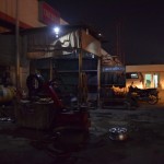 Tā, te neko nevar redzēt, bet varu pateikt, ka šis ir serviss. Jāsaremontē riepa. Zini, cik maksā pārdurtas riepas remonts? 80 rūpijas! Tas ir apmēram septiņdesmit centu. Darbaspēks te tiešām ir ļoti, ļoti lēts, un kamēr nabadziņš par kapeikām ņemas gar riepu, Tanvīrs lepojas, ka savu mašīnu nopircis par diviem miljoniem.