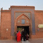 Tāpat kā visās citās reliģiskās svētvietās, arī šeit ar apaviem ienākt nav brīv. Kurpītes jānodod pie vīriem, kas iebūvējuši dažādas plauktu sistēmas tieši ieejas vārtos. Bieži vien par šo vīru pakalpojumiem jāatmet kādas 10-20 rūpijas. It kā jau nekas briesmīgs, nav daudz, bet vienalga negodīgi šitā piepelnīties uz reliģijas rēķina. Turklāt visi vietējie pat neapsver variantu apavus paslēpt somā, ne, ne. Labāk dod liekēdim 20 rupčikus.