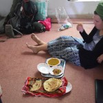 Tā mūs praktiski katru rītu modina - pieklauvē pie durvīm un izsniedz siltas, tradicionālas brokastis! Tagad jau īstenībā esam Indijā, un viens otrs pakistānis nupat pamanījās satraukties, ka esam pametuši viņu valsti, nepagaršojuši viņiem tik mīļo parathu. Tāpēc - reku pierādījums! Ēdam brokastu parathas (tās ir tās apaļās maizītes). Un pa īstam tādas ēdām gandrīz katru rītu.