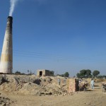 Nākamais mācību priekšmets - Pakistānā tik populārās ķieģeļu rūpnīcas. Vai cepļi. Laikam pareizi tas saucas ceplis. Tātad šī industrija ir milzīga, ķieģeļu rūpniecībā tieši vai netieši iesaistīti ap 10 miljoniem cilvēku (iedomājies, tas ir apmēram 5% no visiem pakistāņiem). Turklāt neoficiāla statistika liecina par to, ka ap diviem miljoniem no šiem nodarbinātajiem ir bērni, kuri, tāpat kā visi citi darbinieki, strādā pa 14 stundām dienā, sešas dienas nedēļā. Uzsvēršu, ka mēs šeit esam ieradušies kā viesi, nevis kā pētnieciskie žurnālisti vai kas tāds, tāpēc mums pienākas unikāla iespēja tikt svinīgi uzņemtiem, cepļa saimnieks mums visu godīgi pastāsta un parāda.