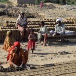 Tā, lūk, izskatās cepļa darbinieki. Esam pieķēruši tos atelpas brīdī, un strādā tikai viena sieviete. Izstāstīšu, kā tas darbojas - pārsvarā visi cepļa darbinieki strādā tā dēvētās "modernās verdzības" variantā. Tas nozīmē, ka ģimenes paaudžu paaudzēs jau darbojas šajā arodā, cik vien agri var, apmāca savus mazos bērnus ķieģeļu lipināšanas arodā, lai pēc iespējas ātrāk tiktu vaļā no verdzības. Bet netiek! Jo visa ģimene arī dzīvo cepļa teritorijā, ēd cepļa saimnieka piegādāto pārtiku, etc, etc. Un mēneša beigās vienmēr sanāk kaut kā tā, ka alga nepienākas, jo viss nopelnītais, saimniekaprāt, notērējies dzīvošanas un ēdināšanas pakalpojumu sniegšanai.