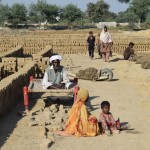 Vēl sliktāk - ne tikai netiek izmaksāta alga, bet pieaug parāds. Un parāds pastāv jau no laika, kad pat šis sirmais kungs vēl nebija dzimis. Katru mēnesi parāds pieaug un pieaug. Un risinājuma īsti nav, jo iet piepelnīties citur ne tikai nav iespēju (darbs tā vienkārši nemētājas apkārt), bet arī saimnieks nelaiž - kamēr netiks atrisināts parāda jautājums, neviens ģimenes pārstāvis cepli pamest nedrīkst. Ļaudis runā, ka ir bijuši gadījumi, kad kāds ģimenes vīrietis tomēr no verdzības uz laiku izbēg, mudīgi, mudīgi kaut kā sapelna nepieciešamo summu un nāk izpirkt ģimeni, bet - atkal nekā. Izrādās, ka pazudušā dēla pazušanas laikā, ģimenes locekļi parakstījuši vēl kādus papildu dokumentus (atgādināšu - neviens no viņiem neprot ne lasīt, ne rakstīt), un parāds pēkšņi ir jau daudz lielāks. Tad visi ar situāciju samierinās un turpina īstenot savu likteni. Turklāt, kamēr dēls pazudis, pārējie ģimenes locekļi mēdz par to tikt sodīti, ne tikai monetāriem sodiem, bet arī fiziskiem un pat seksuāliem.