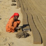 Mēs esam trāpījušies šeit ziemā (novembra beigās/decembra sākumā), bet pat tagad te ir ļoti karsti, blakus milzu ceplis un tā. Vasarās temperatūra mēdzot uzkāpt tuvu piecdesmitniekam. Gaiss ir putekļains/smilšains, jo esam taču kaut kādā apmēram tuksnesī, turklāt tie ķieģeļi tiek lipināti no tām pašām tuksneša smiltīm. Un šie ļaudis, kā jau minēju, te strādā 6 dienas nedēļā pa 14 stundu maiņām. Un tagad padomā par to, kā tev forši paveicies ar savu darbu! Un vairs nekad nesūdzies, haha!