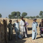 Vēl uzzinājām arī to, ka, ja kādam piespiež jāt ar ēzeli, arī tā ir milzu necieņa. Acīmredzot tāpēc visi strādnieki baigi ieņirdz par mums. Tikmēr paši strādā par apmēram 100 (90 centi) rūpijām dienā. Tāpat arī dāmu darbam (ķieģeļu lipināšanai) ir likumā noteikta minimālā alga - 7.50 ASV dolāru par tūkstoti ķieģeļu. Tāpat izklausās diezgan maz, bet īstenībā, protams, dāmas par tūkstoti ķieģeļu saņem tās pašas simts rūpijas. Ā, vēl viena lieta - dāmas patiesībā naudu nesaņem. Ja viņām pa īstam mēneša beigās kaut kas paliek pāri no izpeļņas, to izmaksā ģimenes vadošajam vīrietim. Ai, visa tā situācija ir tik briesmīga, ka man tā kā bišķi slikti pat paliek.