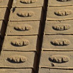 Re, rekur tie briesmu ķieģeļi. Tā kā ķieģeļu rūpniecība sastāda 3% no Pakistānas IKP, tā ir diezgan nozīmīga štelle, un bieži vien korumpētie valdnieki piever acis uz visu, kas notiek. Šad tad arī paši politiķi ir cepļu saimnieki, tā kā līdz šim īsti galu šai problēmai redzēt nevarēja, bet, bet, bet - ir uzradusies viena dāma vārdā Fatima, kas agrāk arī pati bijusi ķieģeļu verdzene, bet kaut kādā maģiskā veidā no šīs situācijas izkļuvusi, un tagad Lahorā nodibinājusi organizāciju, kas palīdz citiem bēdu brāļiem. Un viņai palīdz džeks no "Humans of New York", kas šo visu lietu ir padarījis aktuālu arī ārpus Pakistānas. Tā kā, ja tieši šobrīd biji izdomājis noziedot mums kādu naudiņu, šoreiz labāk noziedo Fatimas izveidotajai "Bonded Labour Liberation Front" (to var izdarīt <a href="https://www.generosity.com/community-fundraising/let-s-help-fatima-end-bonded-labor" target="_blank">šeit</a>). Varbūt izdosies izglābt vismaz vienu cilvēku, un tas jau būs daudz! Nākamreiz, kad uzrodas šausmīga vēlme kaut ko ziedot, tad gan ziedojiet atkal mums, haha.