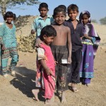 Šie smaidīgie bērneļi! Tie ir tie paši, kas, ja vēl nestrādā ķieģeļu ceplī, tad tūlīt, tūlīt to darīs. Skolā neies, protams, jo jāatstrādā ģimenes parāds. Bet varbūt, ka nē, varbūt, ka Fatima tieši šos mazos keksiņus izglābs.