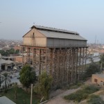 Multānas ūdens rezervuārs, tāds kā ūdenstornis, tikai kantains un izskatās pēc šķūņa. Nobildēju šo, jo parasti ūdenstorņiem taču jābūt apaļiem! Pēc tam pagūglēju - izrādās 2014. gadā rezervuāra tīrīšanas darbu laikā (šim uzdevumam bija nozīmēti cietumnieki) viens soda izcietējs pamanījies apmest trosi ar kādu jumta siju un draudējis ar pašnāvību, ja vien viņam nedošot iespēju tikt atkalapvienotam ar draudzeni. Draudzene tajā laikā sēdēja citā cietumā (par to pašu noziegumu - abi kopā nogalinājuši draudzenes šoferi), un policisti, negribēdami liekas problēmas, atveda draudzeni pie torņa, tomēr cietumniekam ar to nebija gana - vajagot papīrus, kas apliecina, ka turpmāk varēs sēdēt vienā cietumā. Vārds pa vārdam, joks pa jokam, kamēr cietumnieks tomēr nolēca no torņa! Pagalam vis nebija, jo viltnieki policisti bija jau sagatavojuši visādas kāpnes un ko tik nē, un cietumnieku noķēra. Pēc tam, kad noskatījos visas šīs operācijas video, sapratu, ka tas ir pilnīgi cits Multānas ūdens rezervuārs. Bet, tā kā iztērēju diezgan daudz laika visu šo pētot, domāju - patērēšu arī jūsu laiku, haha. Šis rezervuārs tātad - vienkārši interesantas formas!