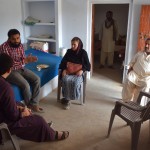 Pēc rūpnīcas apmeklēšanas, tiekam uzaicināti ciemos uz cepļa biroju. Resnais vergturis saka, ka laukā pārāk karsti, tāpēc jānāk atvēsināties, nevar taču tik ilgi (kādu pus stundiņu) stāvēt laukā karstumā. Mūsu īsās sarunas laikā vairākkārt tika uzplēsts joks, ka viņš ēdot piecas reizes dienā. Joks it kā slēpjas tajā, ka, tik daudz ēdot, viņš palicis resns. Bet man tas vairāk izklausījās pēc paņirgāšanās par nabaga vergiem - redz, viņš var atļauties ēst pat piecas reizes un nobaroties, kamēr vergi dzīvo ar maz un sliktu pārtiku. Fui.