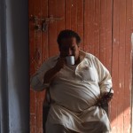 Ā, un, protams, mēs esam laipni aicināti uz pusdienām pie viņa mājās. Viņam esot vairākas mājas dažādās Pakistānas vietās. Re, kāds lepns vergturis!