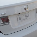 Tātad - visiem mūsu Hasilpuras draudziņiem ir Islāmābādas valsts reģistrācijas numura zīmes. Auto drīkst reģistrēt jebkur, bet parasti ļaudis to dara savā dzīvesvietā pavisam vienkāršu un ģeogrāfisku apsvērumu dēļ. Bet daži gudrinieki izdara viltīgāku gājienu - Islāmābādas automobiļi parasti nekad netiek apturēti, policija liek tos mierā un ir vēl visādas šāda veida priekšrocības. Jo nekad taču nevar zināt, kāds svarīgs kungs no galvaspilsētas ieradies. Un vēl nākamā lieta - ievēroji, ka numura zīme izskatās neīsta? Tas tāpēc, ka tā arī ir neīsta. Arī tā drīkst darīt, uztaisīt numura zīmi, kā vien patīk, drīkst arī izrotāt krāsainu un ar puķītēm - galvenais, lai pareizie burti/cipari rādās. Un vēl svarīgi - īstā numura zīme obligāti vienmēr jāvadā līdzi.