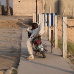 Esam atbraukuši uz Satledžu (droši vien latviskojums nav pareizs, nepretendēju uz balvām), garāko Pendžābas upi. Garāko un svarīgāko - to izmanto ne tikai vairākām HES, bet arī par apūdeņošanas avotu milzīgam skaitam agrārās zemes. Arī šis kungs ieradies ceļojumā uz upi un pēc garā ceļa nolēmis izgulēties. Viņš ceļo tāpat kā mēs agrāk, kad braucām busiņā - nakšņo savā transportlīdzeklī! Un pat neizskatās, ka viņam būtu īpaši neērti.