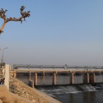 Neskatoties uz to, ka ir sausuma sezona, upe vienalga ir gana plaša un elektrības ražošanai gana jaudīga. Patiesībā šo bildi rādu tikai tāpēc, ka man ļoti patīk tas koks. Un, ja paskatās rūpīgāk, var redzēt, ka uz tā sēž vārna. Re, re, tas mazais melnais ķeksītis kreisajā galotnītē.