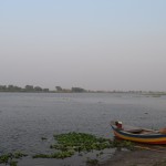 Re, Satledža! Izbrauksim ar laiviņu, labi? Viltīgais laivas šoferis centās pierunāt mūsu čomus, ka mūs jāapkrāpj (jo droši vien esam ārkārtīgi bagāti - ceļojam taču) un cena par braucienu jānosaka 10 dolāru apmērā. Nabags nezināja, ka mums tāpat neviens ne par ko neļauj maksāt, tāpēc nācās vien rukāt par parasto atalgojumu - cik tas ir, joprojām nezinu. Ar mums par tādām lietām nerunā.