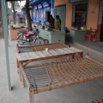 Jau Karači draugi mums teica, ka, ja kādreiz nonākam Hasilpurā, lai noteikti apmeklējam restorānu, ko sauc Čača Menga. Tas esot teju labākais Pakistānā. Es, būdams rūdīts Eiropietis, nez kāpēc automātiski galvā biju radījis restorāna tēlu - viss tāds skaists, ar viesmīļiem un visādiem inčīgiem ēdieniem. Bet tas, kur nonācām, patiesībā ir kaut kas daudz, daudz labāks - divi vīriņi turpat uz ielas gatavo ēst, un pasniedz viesiem, kas sēž (vai atlaižas, ja tā vēlas) gultās!