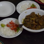 Bet galvenais Čača Mengas ierocis ir īpašais ēdiens - vistas karahi. Jā, es zinu, ka pirms tam jau rādīju vistas karahi, bet šis no citiem atšķiras ar to, ka gatavots no īstām vistām. Tas ir - brīvām, pa pagalmu skrienošām lauku vistām. Līdz ar to vista nesastāv tikai no filejām un citādām smalkus kungus interesējošām lietām - tur ir viss! Vista būtībā ir sacirsta gabalos un iemesta pannā. Ar visiem subproduktiem, visu, visu! Un tiešām ir ļoti garšīgi. Iesaku turpmāk visiem pirkt tikai brīvās vistas. Un, protams, mācīties gatavot ēst. Jo es, piemēram, pat īsti nezinātu, ko darīt ar veselu vistu tā, lai beigās sanāktu garšīgs ēdiens un nekas nepaliktu pāri. Es māku operēt tikai ar filejām, hehe.