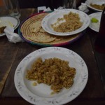 Pēc glaunajām vistām pienākas deserts - maizes drupačas sajauktas ar nerafinētā cukura (pirms tam rādīju bildē) gabaliem. Un, lai labāk sajauktos, mazliet piešpricēts ūdens. Neticēsi, bet ir nepamatoti garšīgi. Nu, nav gluži tur Pavlova un tā, bet priekš vecas maizes un cukura maisījuma - tiešām pārsteigums!