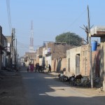 Tā, nākamajā rītā vācamies no savas pagaidu mājas ārā. Izskatās, ka visiem uz mūsu ielas arī jau esam apnikuši, nepievērš ne mazāko uzmanību, nu tad nav ko uzkavēties tur, kur neesam gaidīti. Ja nav kazai piena, tad nav! Dodamies tālāk, Pakistānā vēl daudz vietas, ko mums pētīt!