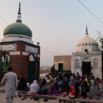 Reku vēl viens maziņš mauzolejiņš! Nekādi nevaru atcerēties, kam par godu šis uzsliets, un gūgle arī diez ko daudz nepalīdz. Tā, redz, iet, kad laicīgi neraksta atskaites, eh. Navīds stāsta, ka esam trāpījušies ļoti labā laikā, jo šo svētnīcu atverot tikai reizi nedēļā. Kaut kādai vismaz nelielai cilvēku grupai acīmredzot šī ēka ir gana svarīga. Novākušies diezgan daudz.