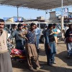 Autoosta un Karinčiks, kas soļo garām tiesnešu rindai. Katrs nobrauc ar acīm visam augumam un pie sevis klusībā paceļ lapiņas ar atzīmēm. Šis ir pēdējais mirklis, kad neesam patstāvīgi. No šī brīža Pakistānā būsim neatkarīgi - iesim, kur un kad gribēsim, par visu maksāsim paši un visādi citādi būsim parasti ceļinieki. Protams, bija liels prieks paviesoties pie šiem jaukajiem kungiem (Paldies, Šahid, paldies, Azfar, paldies Tanvīr), un ieguvām unikālas, citādi neiegūstamas pieredzes, bet kādreiz pienākas arī pabūt divatā. Un šobrīd jau pēc tā esam bezgala noilgojušies.