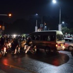 Bijām sagatavojušies, bet ne gana labi. Tuktuks mūs izmet šeit, tieši, kur prasījām. Vienā pusē augsts žogs ar dzeloņdrātīm, otrā - kaut kāds nesaprotams mežs. Varbūt parks? Nezinu, bet arī tam apkārt žogs. Ne miņas no mūsu hosteļa. Īsti nesaprotam, uz kuru pusi jāiet, paejam te, paejam tur, ielas šķērsot neprotam, briesmas. Labi, labi, nav tik traki, pēc ~desmit minūšu maldīšanās, apturējām tuktuku un teicām: "50 rupees, Regal Chowk" (Chowk, ja kas, ir laukums pa pakistāniski). Pirmais atteicās, bet otrais aizveda tieši, kur vajag.