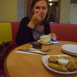 Somas nometām hostelī un - pa taisno uz Pizza Hut! Bijām TIK ļoti noilgojušies pēc kaut kā, kas negaršo pēc visām tām dullajām garšvielām, ka ieskrējām pirmajā kaut cik rietumnieciskajā vietā, ko pamanījām. Tā, lūk, mēs uzvedamies, tikko mūs atstāj bez uzraudzības, haha. Došu padomu - ja kādreiz sakārojas rietumu pārtikas, nekad neejiet uz Pizza Hut. Nekad! Tūlīt izstāstīšu, kāpēc. Mans pirmais ēdiens - kartupeļi ar krējumu (saucas "sour cream", bet patiesībā ir kaut kāda majonēze) bija vēl salīdzinoši ok. Kartupeli jau pārāk sabojāt nevar.