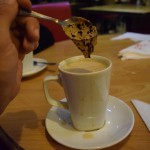 Labi, lai būtu, pabēdājāmies bišķiņ par to, ka iztērējām salīdzinoši daudz naudas par ēdienu, kas galīgi neatbilda tam, ko bijām plānojuši ēst, bet, nu, nekas. Gadās jau visādi. Turklāt iepriekšējās pāris nedēļās pamatīgi ietaupījām. Vismaz tad padzersim normālu kafiju (nezinu, vai minēju - Pakistānā kafiju nedzer, vienīgais kafijveidīgais dzēriens, kas ir pieejams - šķīstošā). Karīnas espreso izrādījās krūzīte ar pāris tējkarotēm Nescafe šķīstošās kafijas un ūdeni, kamēr mans Cappuccino (attēlā) ātri vien uzaudzēja piena plēvi, kura sevī uzsūca visas skaisti pārkaisītās šokolādes pārsliņas. Cappuccino ar piena plēvi! How cool is that?