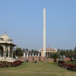 Labi, sāksim pilsētas apskati. Patiesībā tā īsti pat nezinām, kur iet, bez saviem uzticamajiem Lonely Planet ceļvežiem (par Pakistānu LP neko nesaka; ir kaut kādas vecas grāmatas, bet laikam mazos metienos, jo ībejos tādas maksā ap 60-70 dolāriem, tam esmu pārāk skops), tāpēc vienkārši vazājamies apkārt. Re, piemēram, stabs. Un kaut kādas Britu Indijas paliekas. Labi, labi, patiesībā jau tik traki nav, esam izpētījuši internetos, kur un ko gribam redzēt, bet pirmo dienu atstājām atpūtai un vienkārši pastaigām pa Lahoras galveno ielu (Mall Road), uz kuras arī paši dzīvojam!