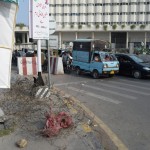 Varas iestādēm netīk, ka visādi bezģeļņiki vazājas, kur nevajag, tāpēc iepriekš redzētos, skaistos monumentus apjozuši ar žogu, kura malā nomesta kaudzīte dzeloņdrāšu. Man šķiet, ka pakistāņiem ĻOTI patīk dzeloņdrātis. Un šādai kaudzītei jau točno slinkums rāpties pāri. Tāpēc labāk iesim tālāk. Re, varas iestāžu metodes strādā!