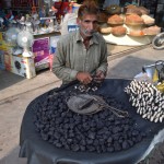 Vīriņš tirgo kaut kādus melnus bumbuļus, kuri patiesībā, kad tos izloba no miziņas, ir pilnīgi balti. Pirmo reizi kaut ko tādu redzu, nav ne jausmas, kas tas ir. Vēlāk gan uzzinājām un pat nogaršojām, bet par to nākamnedēļ.