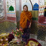 Protams, mums kā viesiem ir iespēja ieskatīties iekšā. No iekšpuses mauzolejiņš ir vēl mazāks un ļoti, ļoti krāsains. Ar savu ne-platleņķa objektīvu nevaru visu nobildēt, bet varu perfekti aprakstīt vārdiem - viss raibs, vidū kaps. Kapa galu bišķiņ var redzēt Karīnai tieši priekšā.