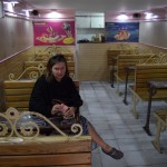 Tā kā laukā ir diezgan silti, ātri vien atradām sev mīļāko saldējuma ēstuvi pilsētā. Mīļi mazi galdiņi, tikpat mīļš pārdevējs, viss, kā jābūt. Karīna gan neizskatās pārāk laimīga, bet viņa tāda izskatās pārsvarā, tā kā neuzķerieties, hehe.