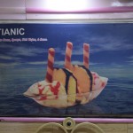 Viens no īpašajiem saldējuma bodes piedāvājumiem ir "Titianic". Nezinu, vai tas ir domāts tas pats Titāniks, par kuru visi runā jau kopš 1912. gada, bet, ja ir, tad vēsturiski neprecīzs. Visi taču zina, ka Titānikam bija četri skursteņi! Nevis trīs! Par garšas īpašībām nevarēšu komentēt, noskopojos (150 rūpijas!!!).