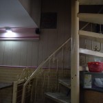 Mazās ēdamzāles vidū ir trepes, kas ved uz tikpat mazu otro stāvu. Varbūt nevar redzēt, tāpēc pateikšu priekšā - pie trepēm rakstīts "For Families Only". Īsti nezinājām, ko nozīmē Families viņu izpratnē, tāpēc labāk palikām lejā. Vēlāk noskaidrojām, ka "Family" ir jebkāda apjoma un sastāva ļaužu grupa, kurā ir vismaz viena sieviete. Tas tāpēc, lai sievietes var paslēpties un lieki nerādīties publikā.