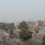 Svētdienas rīts mūsu hosteļa terasē! Paskat, cik mašīnu! Nevienas! Ne miņas no iepriekšējās (un visu citu) dienas elles! Man tas galīgi nav saprotams. Prasīju viediem ļaudīm pēc padoma, bet, protams, izskaidrojams ir pavisam paredzams - visi pavada dienu ar ģimeni, etc, etc. Bet - kā? Tiešām visi? Vakar te bija simtiem, tūkstošiem mocīšu un mašīnu, bet šodien NEVIENAS! Smoga līmenis gan no tā īpaši nemainās, vismaz uz aci. Gribu norādīt, ka šī ir skaidra diena, neviena mākoņa. Tādas, lūk, debesis lahoriešiem rādās visu gadu, katru dienu, neatkarīgi no laikapstākļiem.