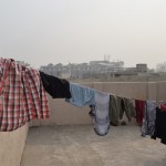 Mēs, protams, izspēlējam savu parasto hosteļu gājienu - visa jumta terase nokabināta mūsu drēbēm. Turpinu turēties pie principa, ka jāparāda VISS, ko darām, haha.