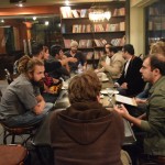 Vakarā tiekam uzaicināti uz Couchsurfing Meet-up, uz kuru labprāt arī ierodamies. Visi tiek viens ar otru iepazīstināti - šo kungu sauc tā un tā, viņam pieder liela ferma, šis ir sporta žurnālists, braukā pa visādiem Australian Open un raksta par tenisu, šis ir pasniedzējs universitātē, sarakstījis vairākas grāmatas, etc, etc, Kamēr mūsu vienīgais sasniegums ir būt par ceļotājiem. Tam visam vēl klāt, Džeisons no ASV ceļo jau četrus gadus, kas, salīdzinot ar mūsu 8 mēnešiem, ir pilnīgs nieks! Jūtos nevērtīgs šādā sabiedrībā! Labā ziņa ir tāda, ka tieši šeit iepazināmies ar mūsu labāko un prātīgāko pakistāņu draugu Talhu (Sveicināts, Talha, es zinu, ka tev patīk google translate). Bet par viņu vairāk turpmākajās nedēļās, labi?