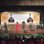 Visi kopīgi tiekam aizvesti uz stilīgāko vietu visā Lahorā - kultūras kompleksu Alhamra. Tur, kā reizi, iet vaļā festivāls vārdā Khayaal. Kas, kāpēc un par ko - nezinu. Jo paspējām tikai uz pēdējās dienas pēdējās grupas pēdējo dziesmu. Vismaz pēdējais skaņdarbs bija tiešām iespaidīgs. Grupa nosaukta par Mekaal Hasan band par godu ģitāristam Mekālam Hasanam (tas vīrs vidū ar sarkano ģitāru), bet man šķiet, ka daudz prātīgāk to būtu bijis saukt dāmas sarkanajā kleitā vārdā. Tādas balss saites un tādas prasmes tās pielietot, sasodīts!