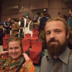 Koncerts galā, visi lēnām dodas prom, bet, kas mani atkal pārsteidz, ir, ka pat šādā pasākumā zāles pašā vidū stāv vīrs ar automātisko ieroci. Sak', lai nesanāk kā ar Pērkonu un Ogres vilcienu. Pareizi ir'! Kārtībai jābūt!