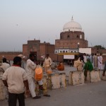 Šajā namā apglabāts kārtējais sūfiju svētais - Bahaudins Zakarija. Apsolos vairāk šos mauzolejus nerādīt (viņi visi tiešām ir vienādi!), tikai vēl šo pēdējo, un tikai no ārpuses. Gribēju tikai pateikt, ka Bahaudina Zakarija vārdā ir nosaukts Karači-Multānas ekspresis. Iedomājies, kā multānietis, steidzot uz Karači, uzsauc čomam - es tad uz Bahaudinu Zakariju! Diez pats Bahaudins būtu priecīgs par šādu lietu? Viņā tagad ik dienas sēž simtiem diezgan šmulīgu pakistāņu!