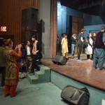 Pasākuma pats, pats noslēgums man ļoti atgādināja mājas! Iedomājos, ka esmu kaut kādā Splendid Palace tusiņā, kur, tāpat kā šeit, vienmēr ir dažādu ļaužu grupu pārstāvji - tie, kas skrien ārā no zāles, cik vien kājas nes, tikko iedegas gaisma, tie, kas pagaida pirmos skrējējus izskrienam un tad lēnām dodas prom paši, un tie, kas nepamet zāli, kamēr vien kungs ar automātu nepalūdz. Stāv un runājas. Mēs šoreiz bijām no trešajiem. Interesanti, ka lielākā daļa palicēju runā angliski, tas ir - arī savā starpā. Tas sabiedrības krējumam Pakistānā skaitoties augstais stils. Jocīgi.